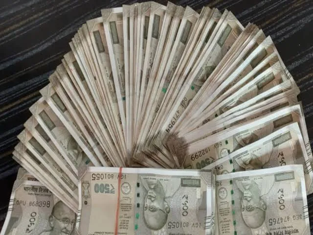 Fatehpur में अजब-गजब: 8 हजार की साइकिल खरीदकर मनाया शानदार जश्न, युवक ने उड़ाए लाखों रुपये