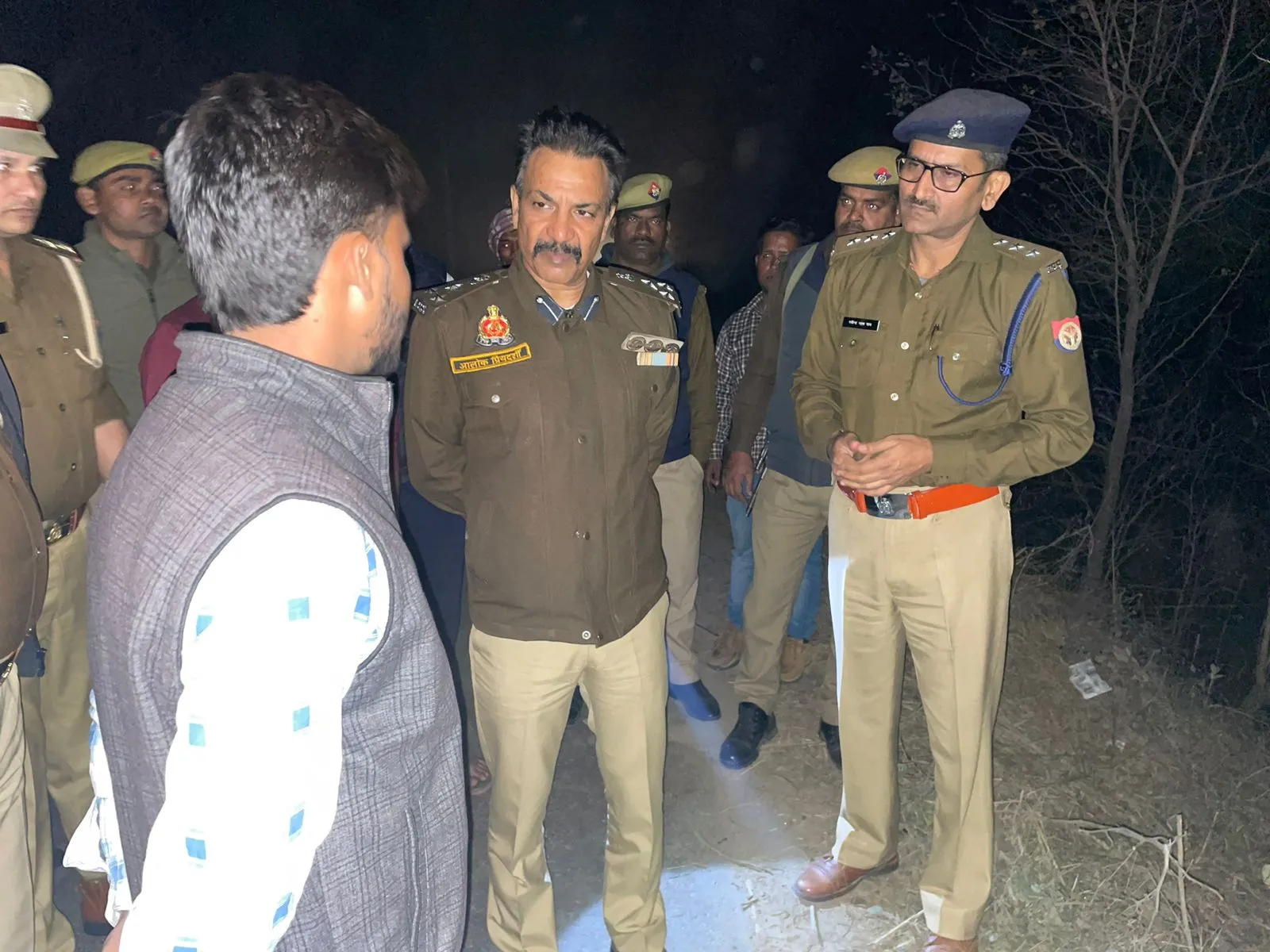 फर्रुखाबाद में सराफा व्यापारी के मुनीम को गोली मारकर नकदी सहित जेवरात छीने: पीड़ित बोला- बाइक में गोली मारने के बाद पैर में मारी...बैग लेकर हो गए फरार