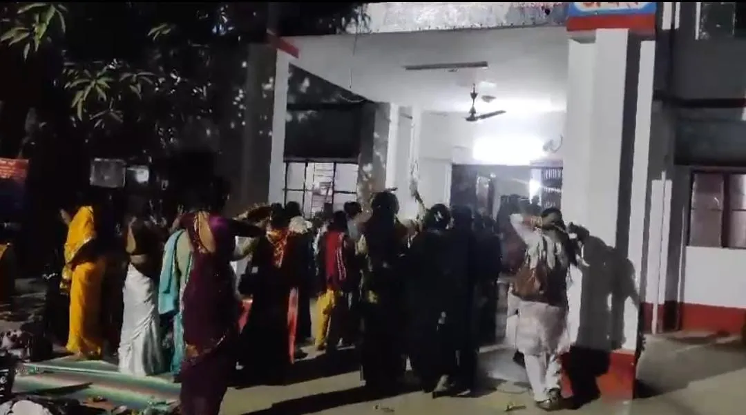 Fatehpur में किन्नरों के दो गुटों में विवाद: पुलिस पर कार्रवाई न करने का आरोप, थाने में धरना प्रदर्शन 