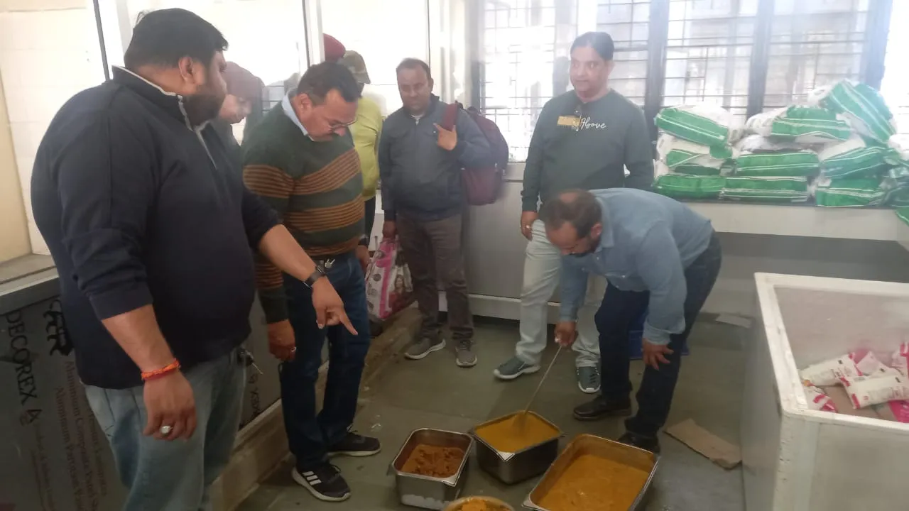 एक्सपाइरी सामान और बिना फूड लाइसेंस के चल रहा मेडिकल कॉलेज का मेस