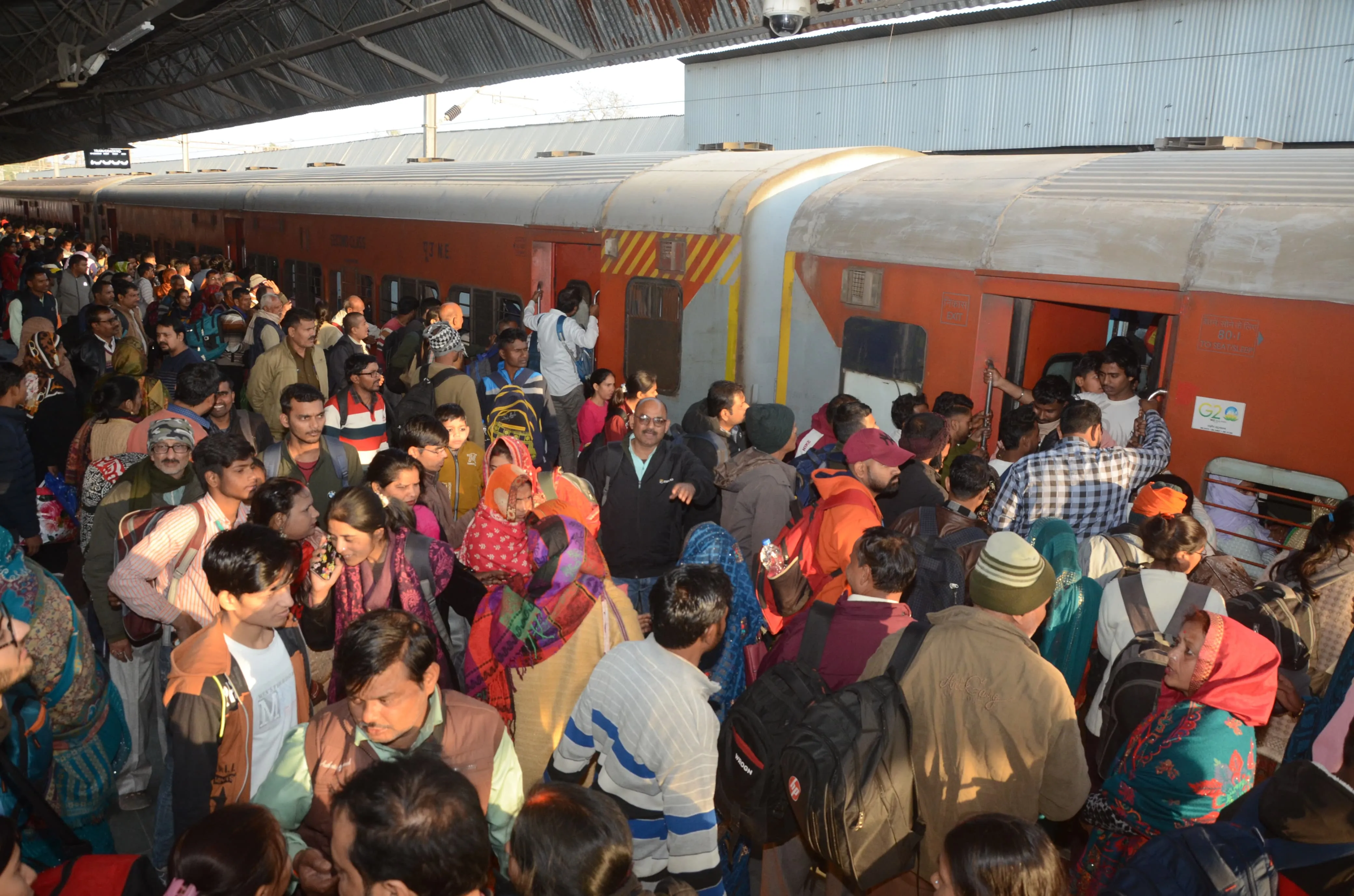 Mahakumbh जाने के लिए श्रद्धालुओं में उत्सुकता...AC कोचों में भी घुसे, आरक्षित टिकट लेकर परेशान रहे यात्री, कानपुर सेंट्रल में यात्रियों से प्लेटफॉर्म फुल