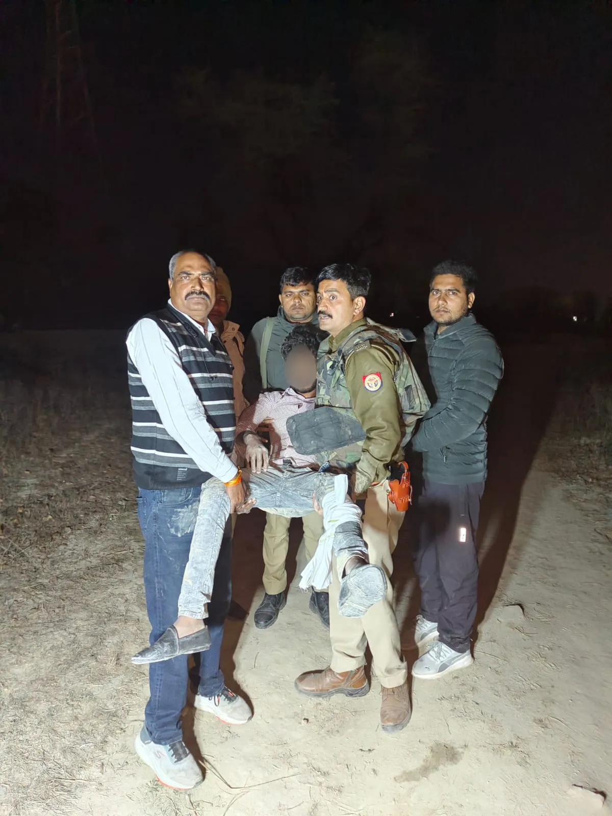 फतेहपुर में पुलिस मुठभेड़ में अंतर्जनपदीय लुटेरा गैंग के तीन सदस्य गिरफ्तार: एक के पैर में लगी गोली 