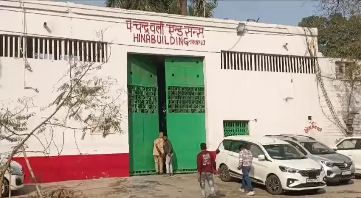 कन्नौज में इत्र व्यापारी के यहां GST और इन्कम टैक्स की संयुक्त टीम ने मारा छापा: पुलिस बल भी तैनात