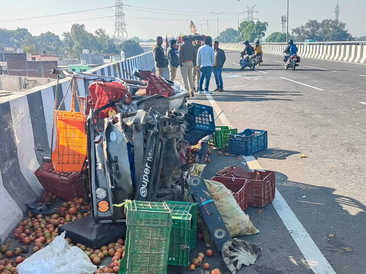 कानपुर में तेज रफ्तार का कहर, कार ने ई-रिक्शा में मारी टक्कर, हादसे में एक की मौत व पांच घायल