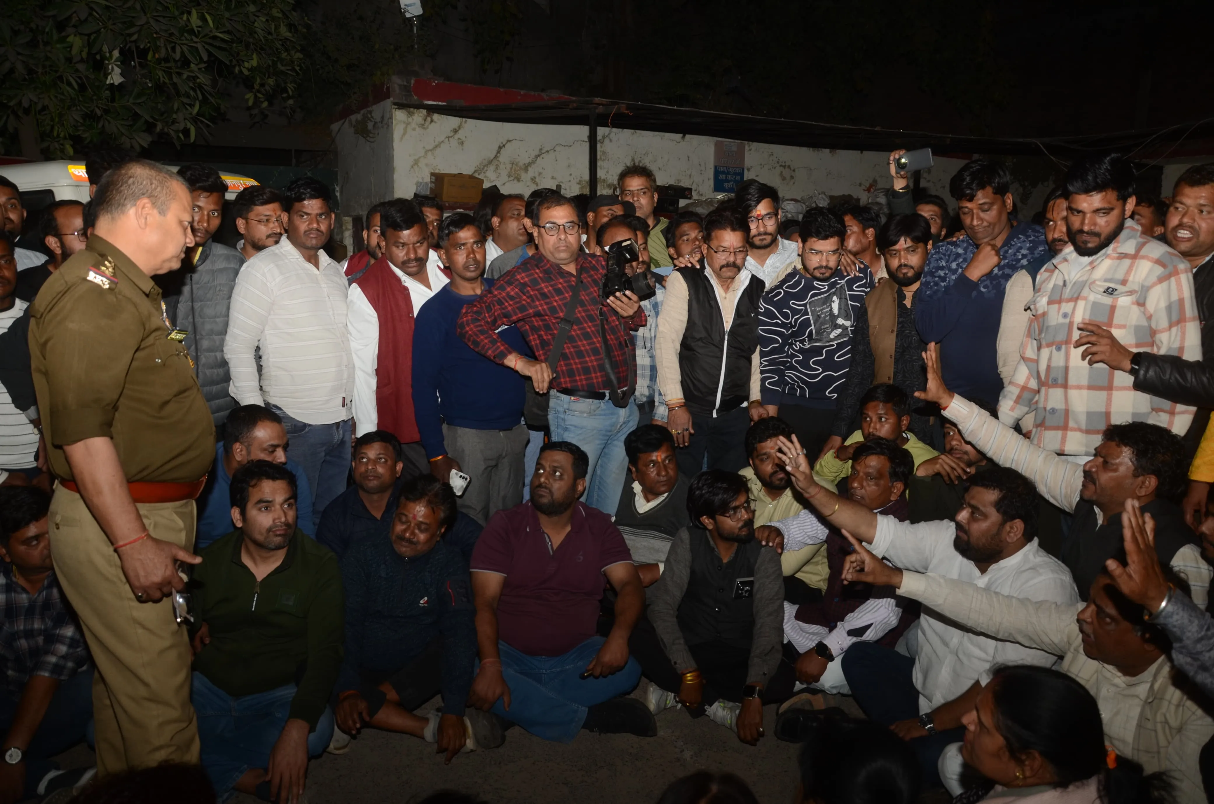 कानपुर में चकेरी पुलिस ने BJP नेता को हिरासत में लिया: कार्यकर्ताओं ने घेरा थाना, हनुमान चालीसा का किया पाठ, पुलिस-प्रशासन के खिलाफ की नारेबाजी, VIDEO 