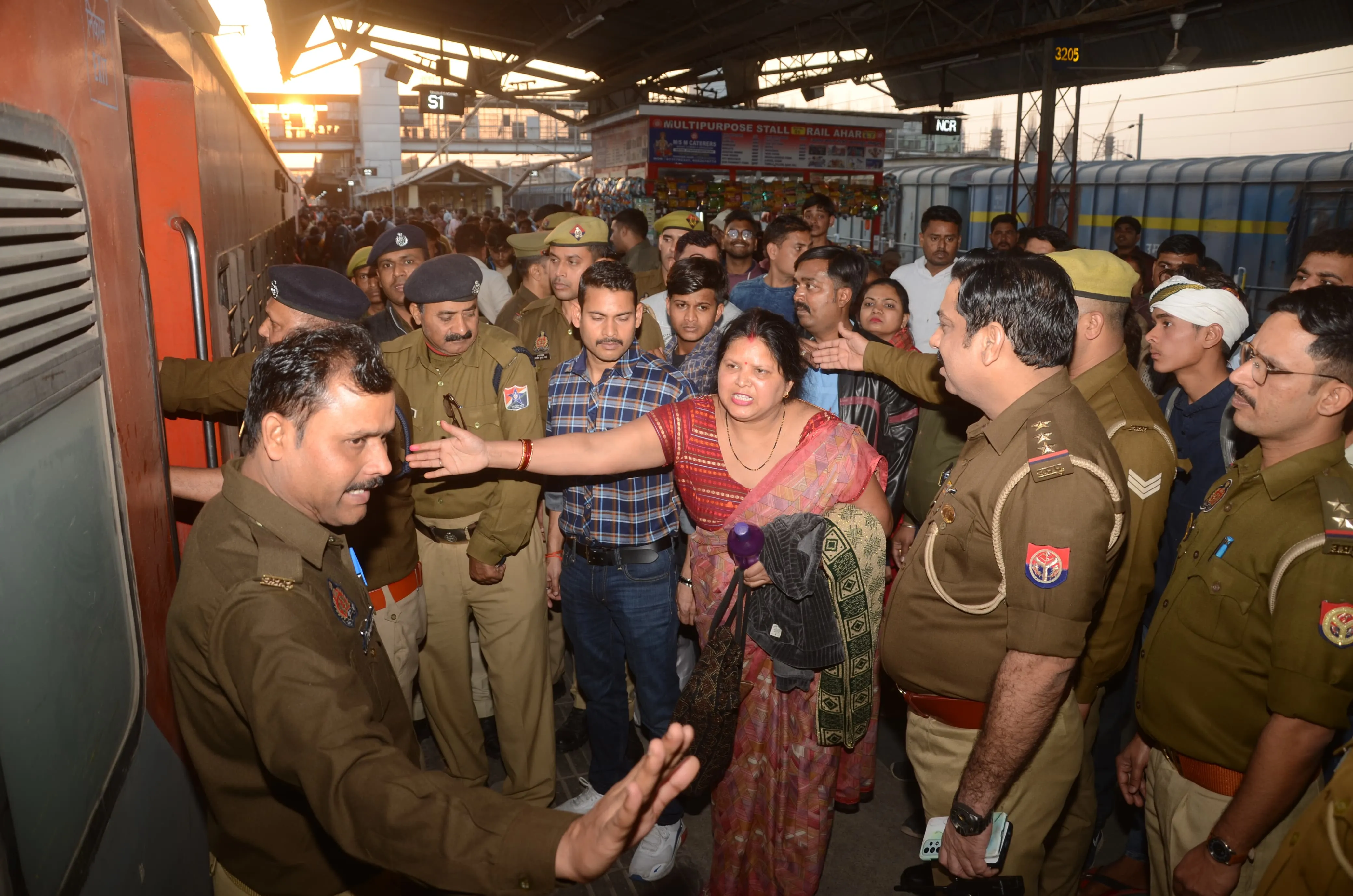 Mahakumbh: चौरीचौरा में हंगामा, चार बार चेनपुलिंग, यात्रियों ने अंदर से बंद किए AC कोच, RPF ने लोगों को बाहर खींचा
