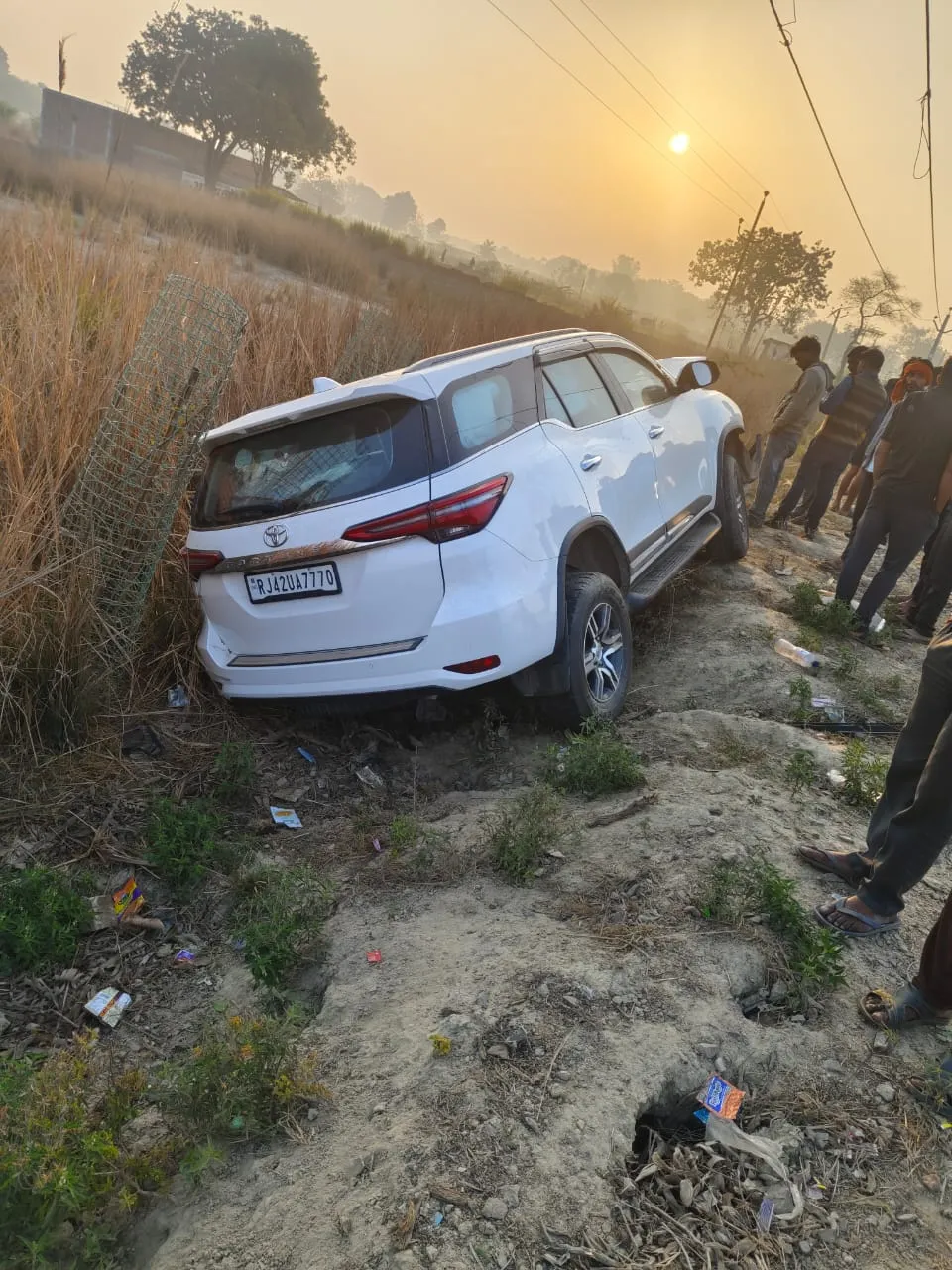 Fatehpur: बेकाबू फॉर्च्यूनर ने खड़ी किआ कार में जोरदार टक्कर मारी...देवर व भाभी की मौत, 9 घायल, राजस्थान से Mahakumbh जा रहे थे