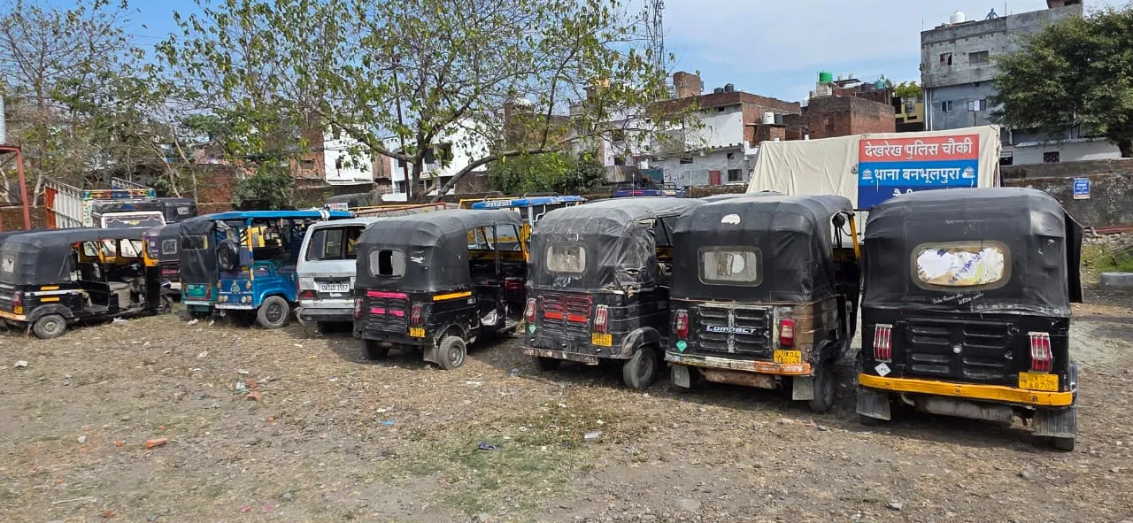 बनभूलपुरा में पुलिस का डंडा, 30 ऑटो सीज