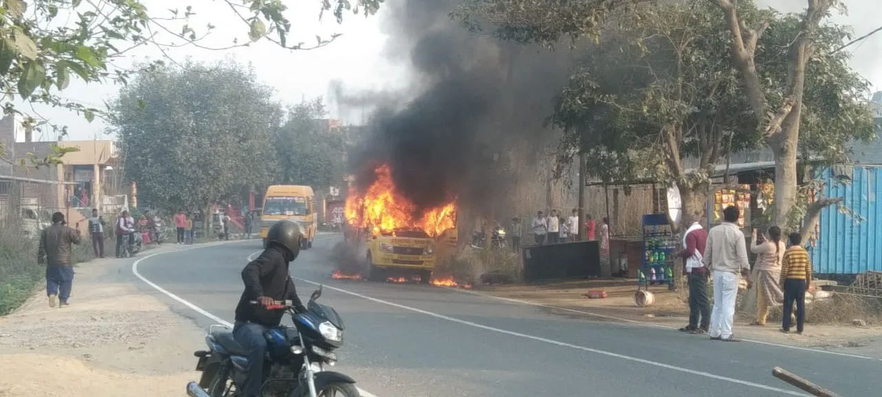 फतेहपुर में बच्चों को ले जा रही स्कूली वैन में लगी आग...मची चीख-पुकार; कूदकर बचाई जान