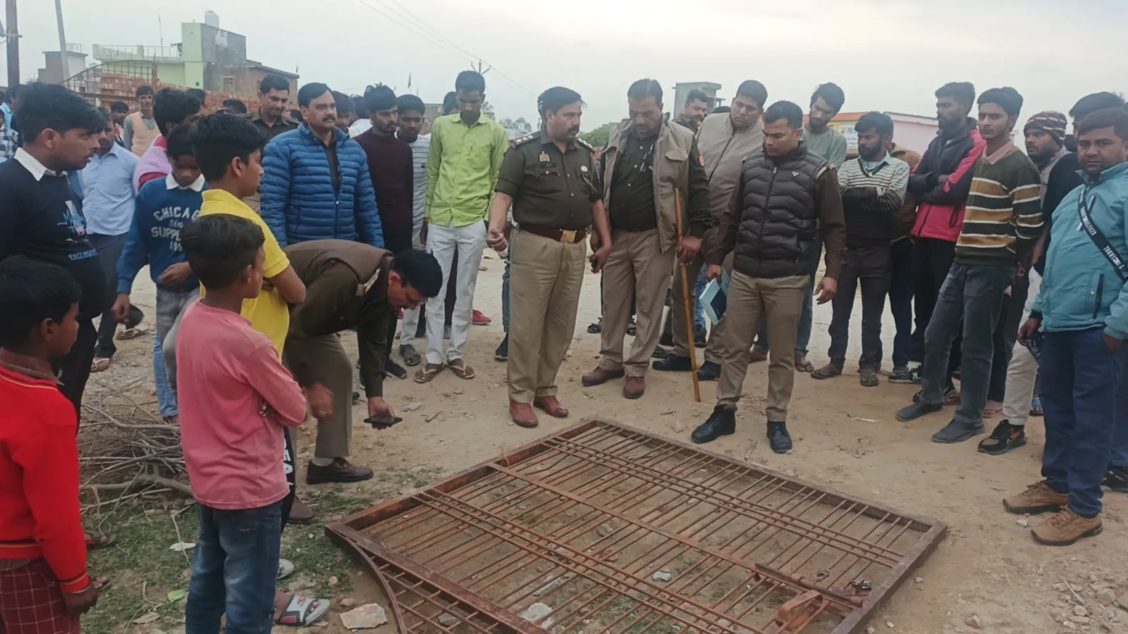 Sambhal News: सरकारी स्कूल का गेट गिरने से बच्चे की मौत