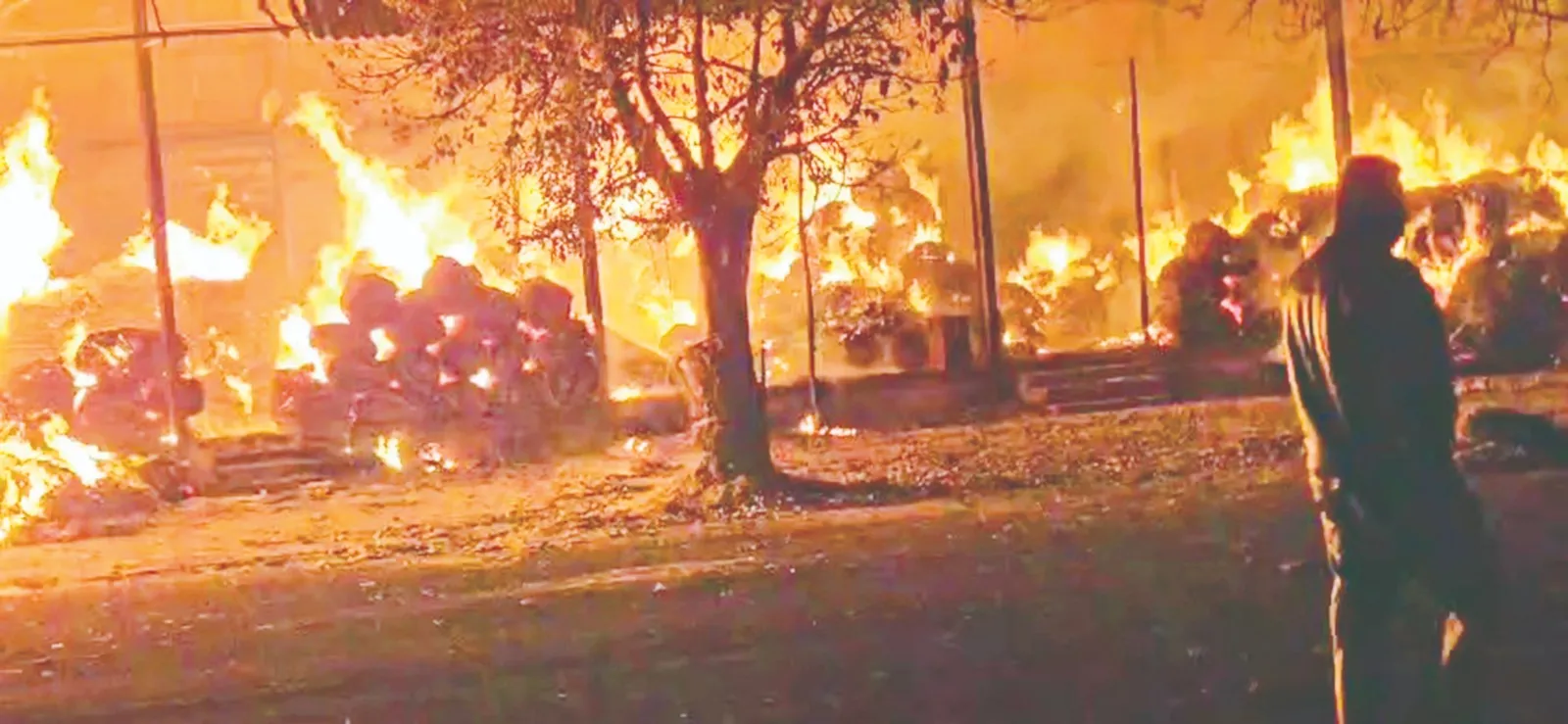 कानपुर के नौबस्ता गल्लामंडी में भीषण आग, 13 गोदाम राख, 15 से ज्यादा दमकलें देर रात तक जूझती रहीं... 