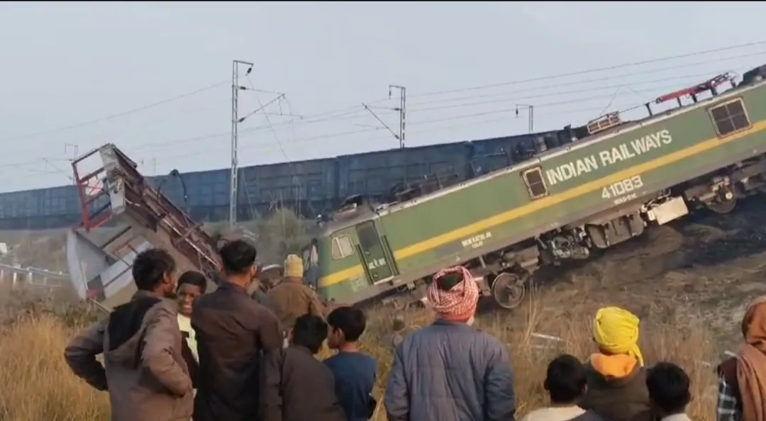 फतेहपुर में टला बड़ा हादसा: आपस में भिंडी दो मालगाड़ियां, गार्ड डिब्बा व इंजन पटरी से उतरे 