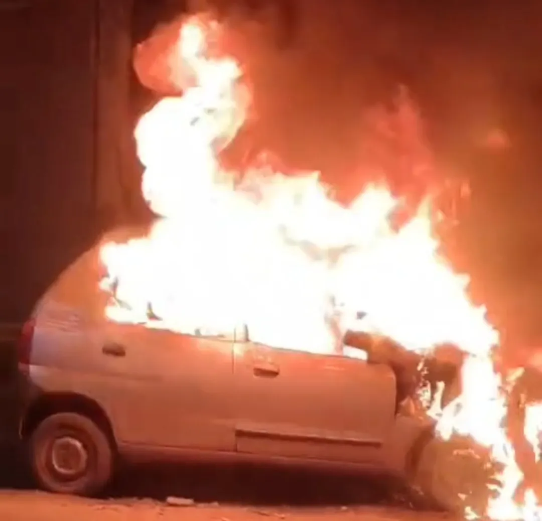 कानपुर में चलती कार में लगी भीषण आग: लोगों ने कूद कर अपनी जान बचाई, फायर ब्रिगेड ने पाया काबू