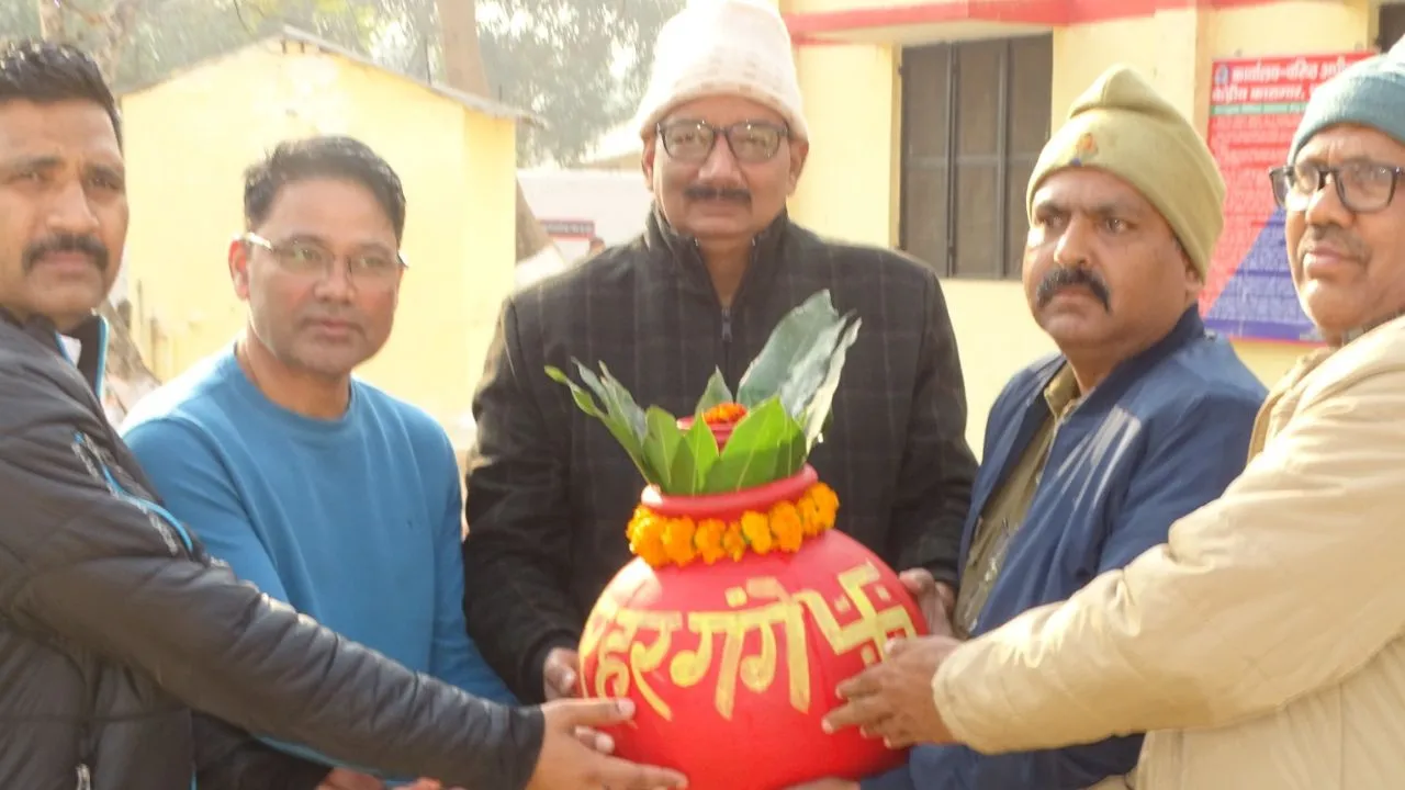 Farrukhabad News: महाकुंभ से लाए गए संगम जल कलश की हुई स्थापना, बंदियों ने स्नान कर कमाया पुण्य 
