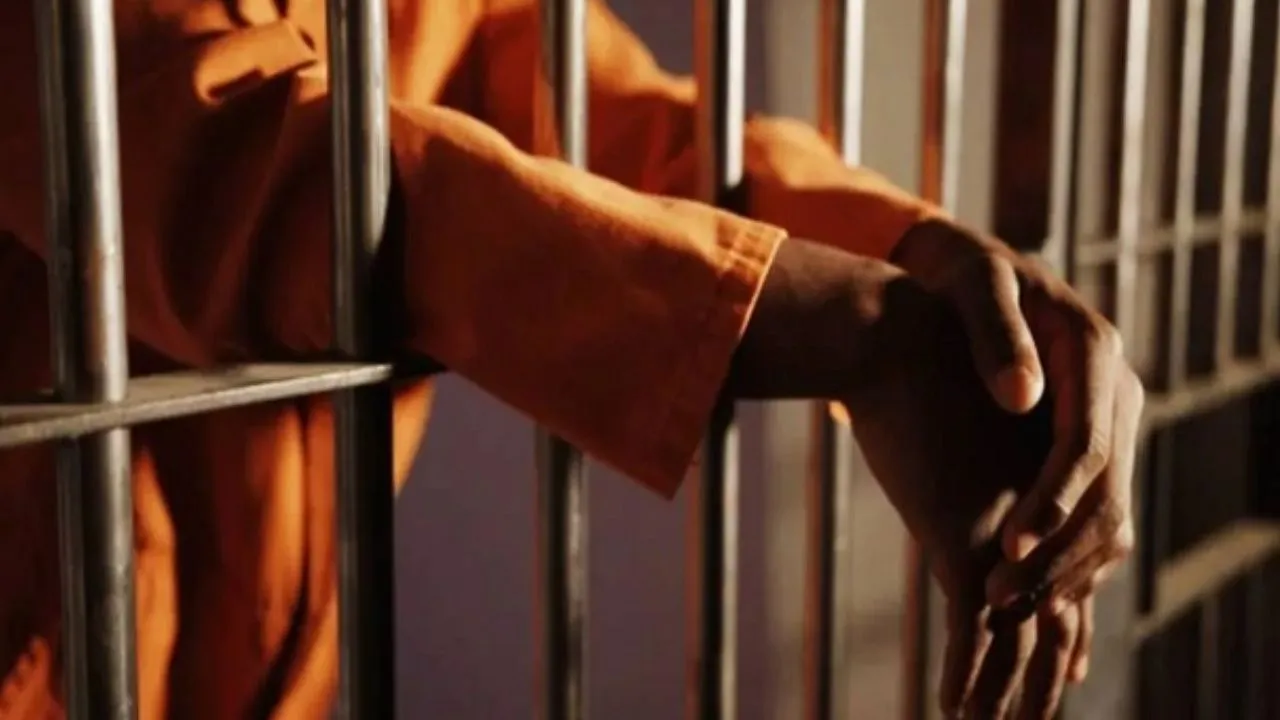 कानपुर जेल में बंद चार बंदी रिहा: जुर्माना अदा न कर पाने पर काट रहे थे सजा