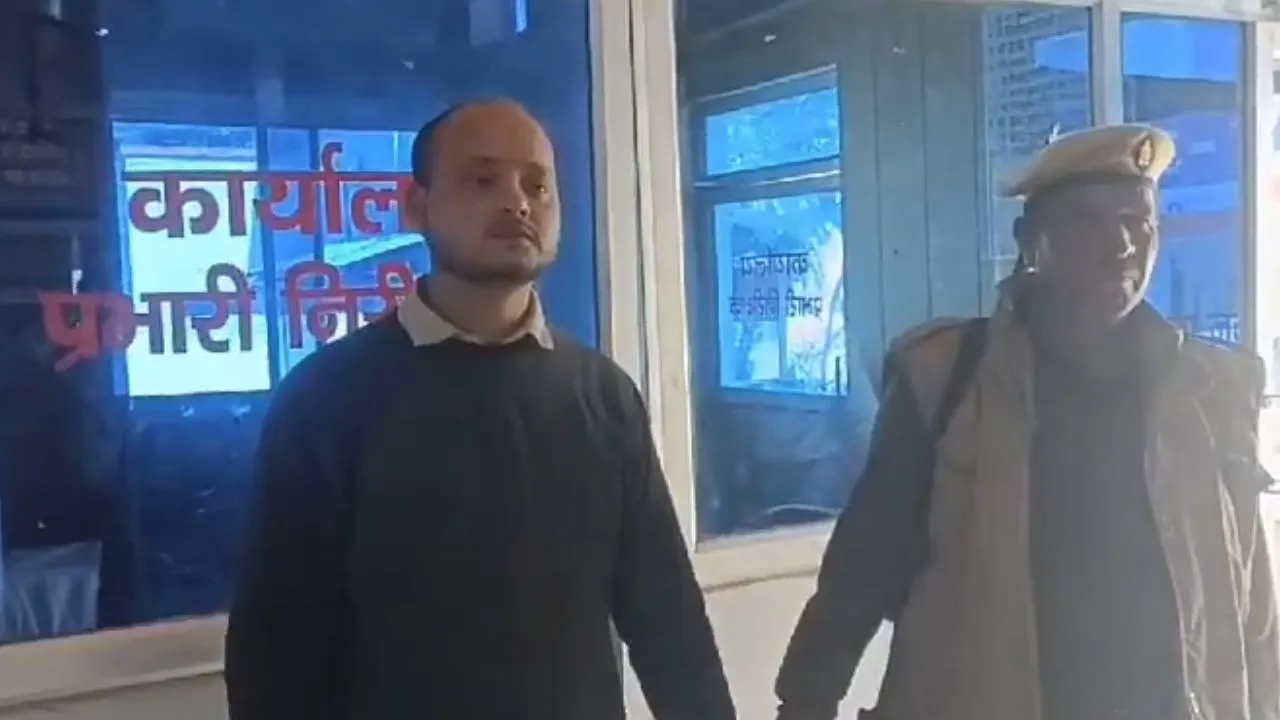 जालौन में एंटी करप्शन टीम ने बाबू को घूस लेते रंगेहाथ किया गिरफ्तार: बीमा व इंक्रीमेंट राशि के भुगतान के एवज में मांगे इतने पैसे...
