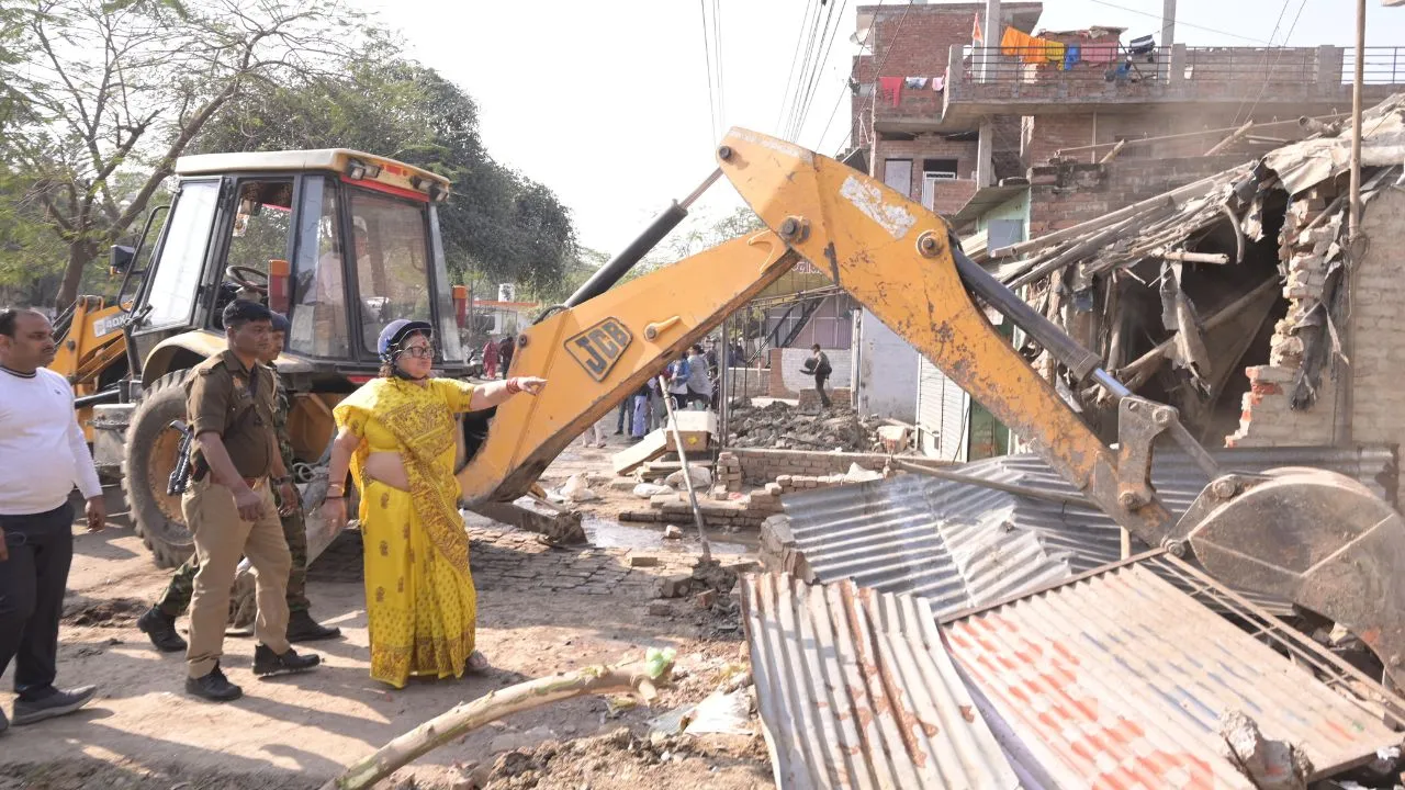 Kanpur के विकास नगर में गरजा बुलडोजर, महापौर प्रमिला पांडेय ने सामने खड़े होकर तुड़वाए अतिक्रमण