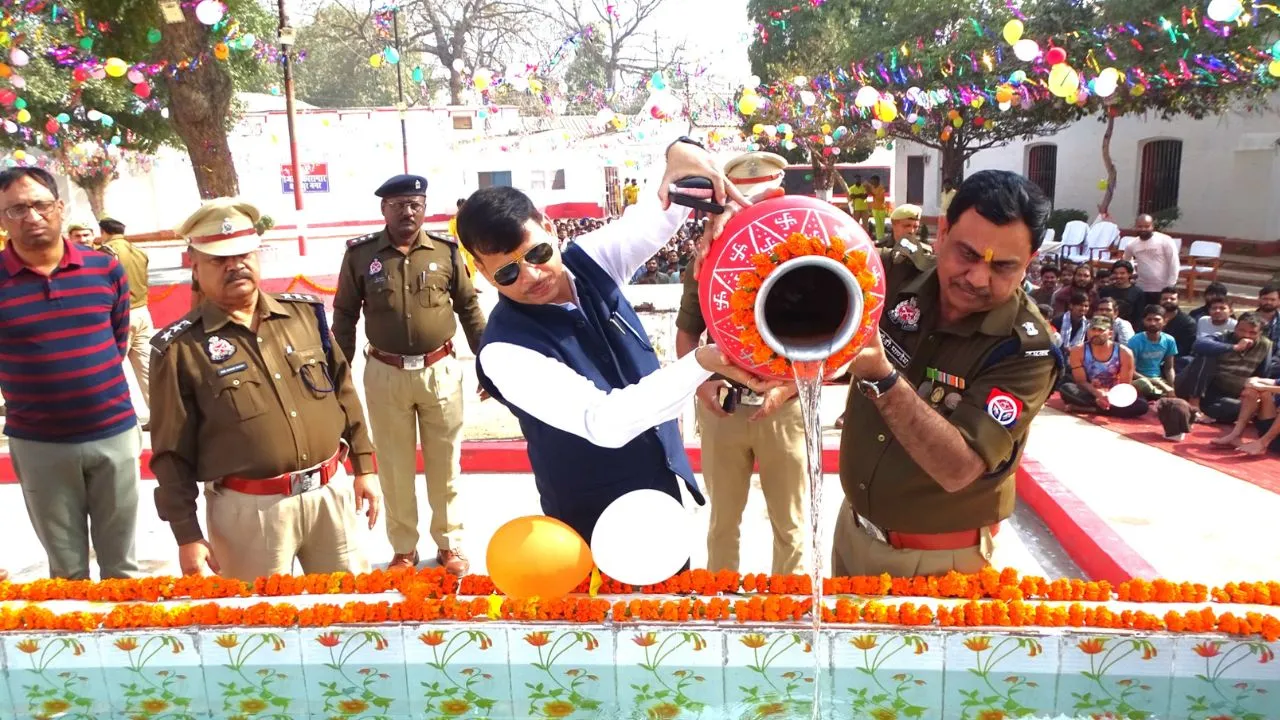 कानपुर जेल में बंदियों ने लगाए हर-हर गंगे के नारे...महाकुंभ संगम से लाए पवित्र गंगाजल से किया स्नान