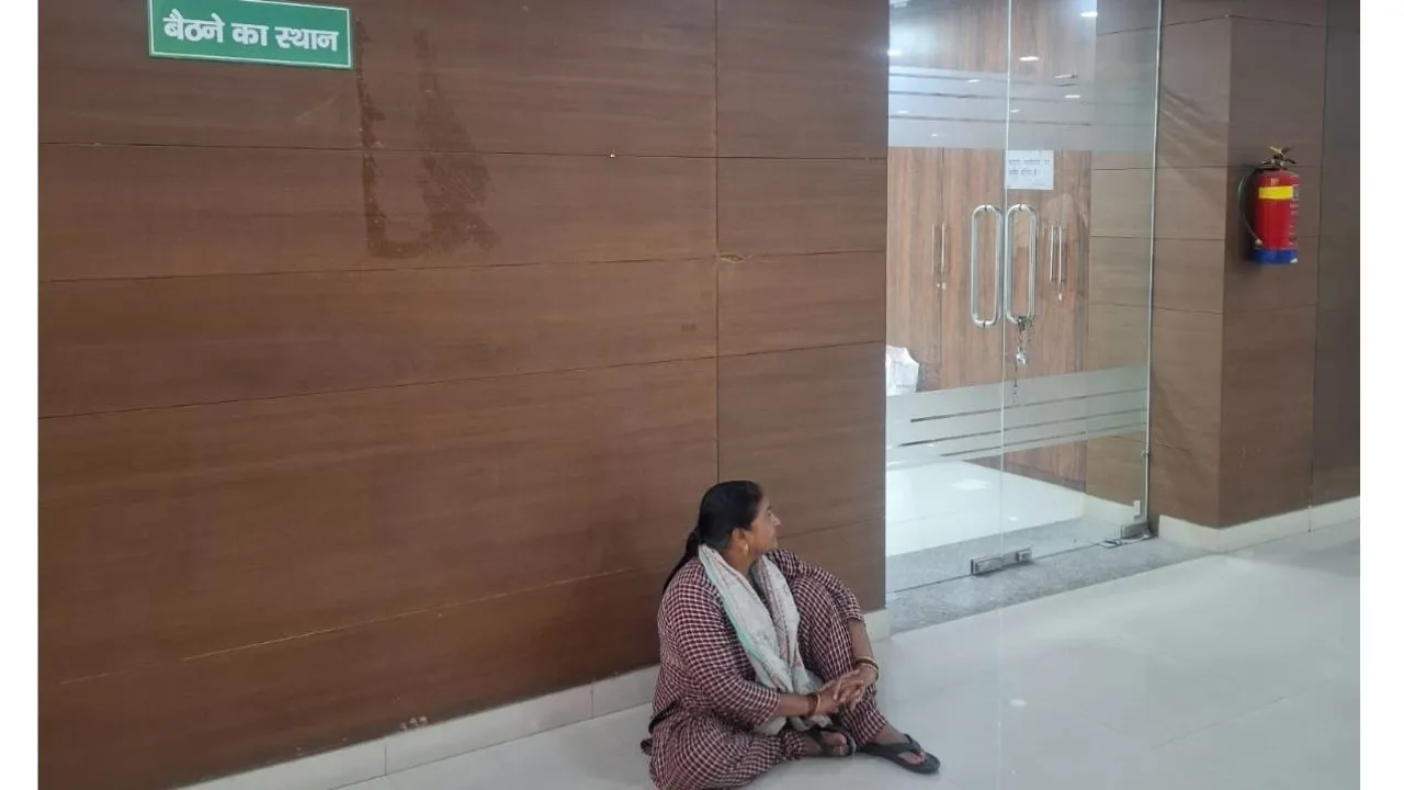 हाल-ए-केडीए: जनता जमीन पर और वादे आसमान पर...अधिकारी नहीं दे रहे ध्यान, कुर्सी जंजीर में जकड़ी, देखिए- PHOTOS