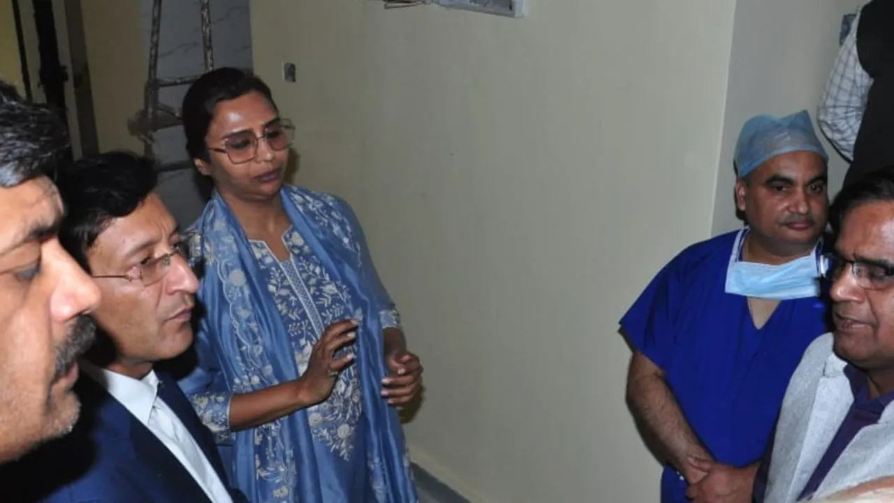 कानपुर में DGME किंजल सिंह ने कॉर्डियोलॉजी संस्थान का किया निरीक्षण; मरीज को कैसे इलाज दे रहे पूछा...
