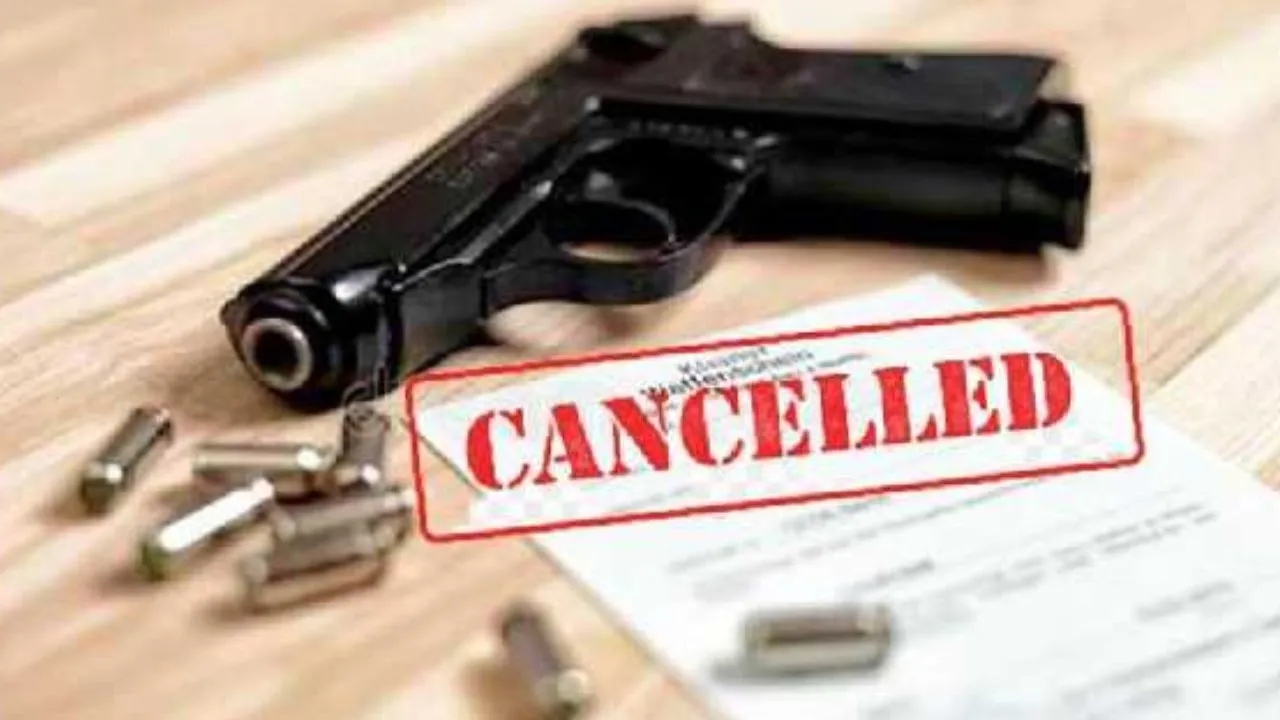 कानपुर में पांच आरोपियों के लाइसेंस निरस्त: नई सड़क दंगे में आरोपी हाजी वसी के दो पिस्टल शामिल...पढ़ें- पूरी खबर