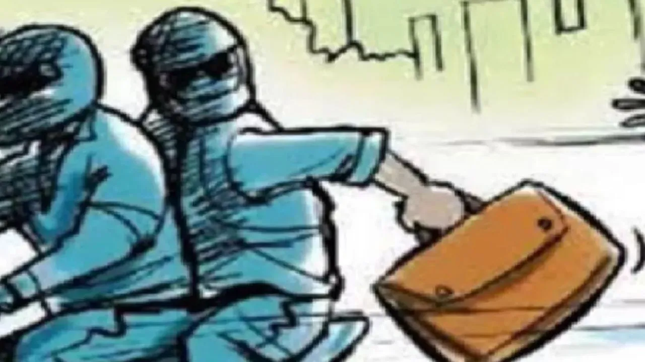 फतेहपुर में दिनदहाड़े बाइक सवार बदमाशों ने सर्राफ पर किया हमला: जेवरात, नगदी लेकर असलहा लहराते हुए हो गए फरार