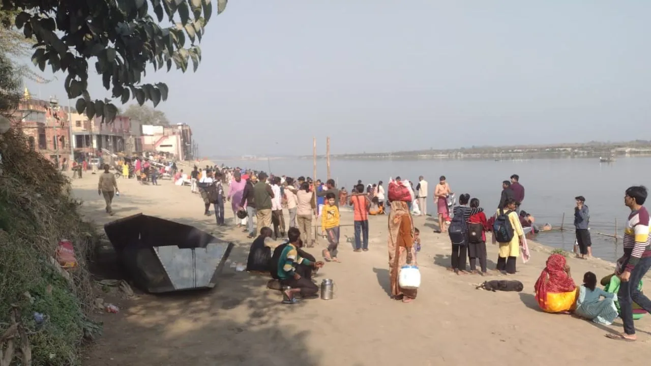 कानपुर में माघी पूर्णिमा के अवसर पर श्रद्धालुओं ने लगाई आस्था की डुबकी...DM ने भी परिवार संग किया गंगा स्नान