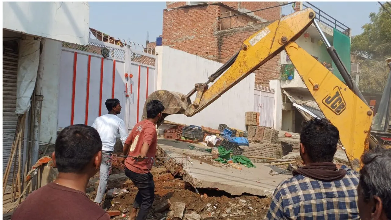 शिकायत सुनते ही Kanpur महापौर भड़की: सामने खड़े होकर चलवाया बुलडोजर, अधिकारियों को फटकार लगाते हुए कहा ये...