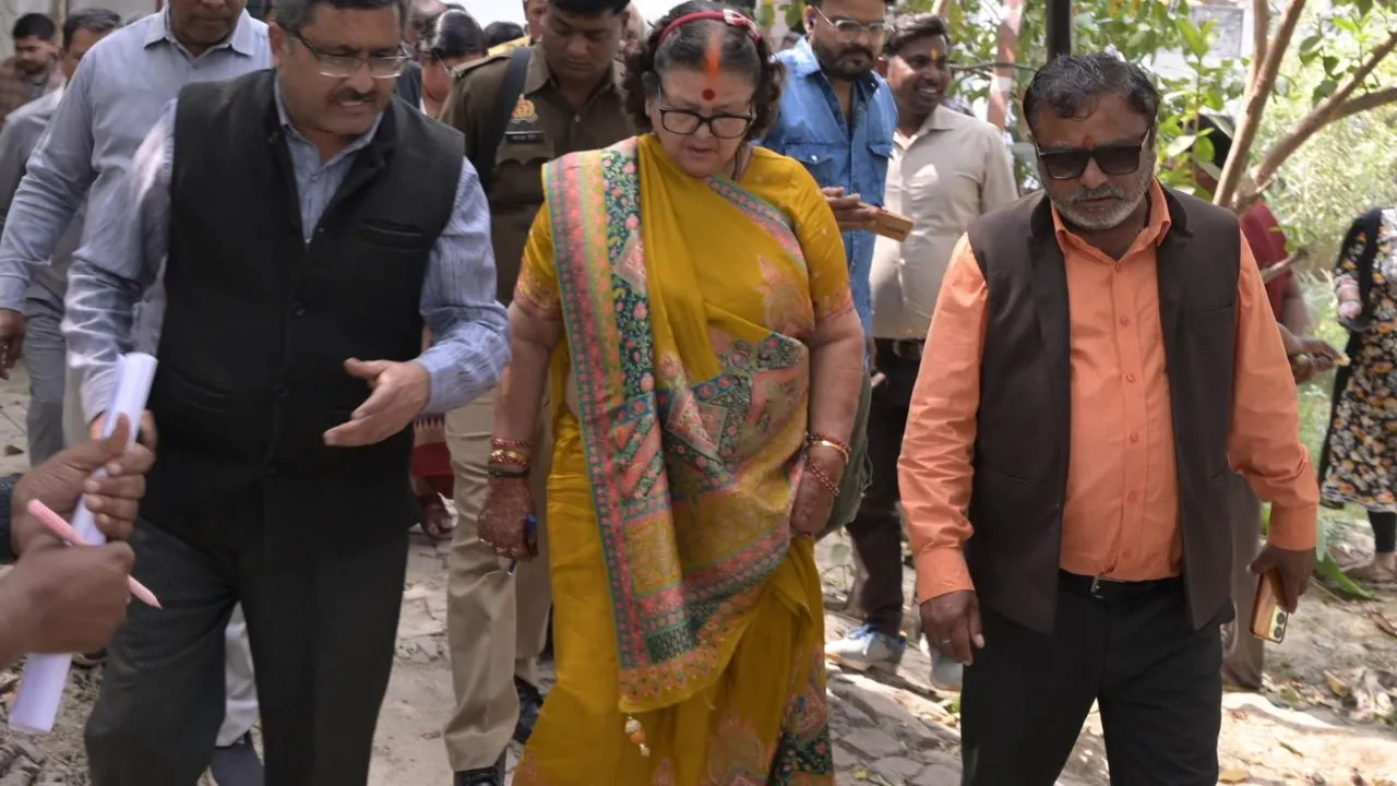 कानपुर में 40 वर्षों से सरकारी स्कूल पर कब्जे की शिकायत पर पहुंची महापौर: रहते मिले लोग, पूछताछ में कागज भी नहीं दिखा पाए...