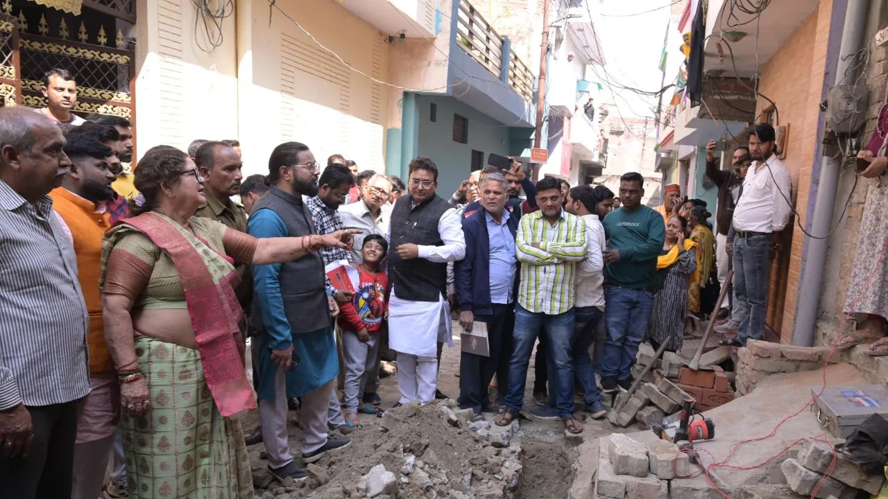 अम्मा जी! प्राइवेट सीवर लाइन डालने के लिए खोद डाली सड़क, 70 घरों में दूषित जल आ रहा: कानपुर में महापौर ने शिकायत सुनते ही...