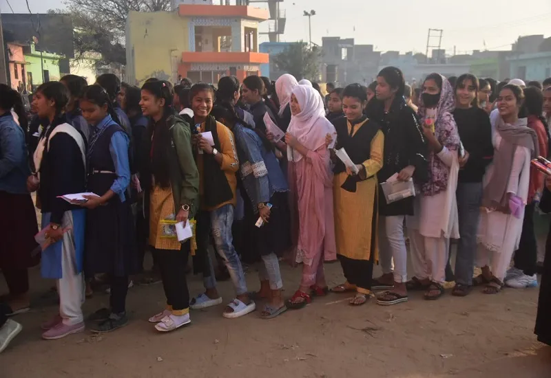 मुरादाबाद : यूपी बोर्ड परीक्षाएं आज से शुरू, स्कूल के बाहर बच्चों की लगी लंबी-लंबी लाइन...लिस्ट में रोल नंबर और कक्ष नंबर तलाशते दिखे 