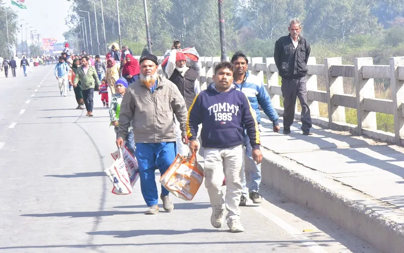 रामगंगा पुल बंद : जाम से राहत, दुश्ववारियां बरकरार...जान जोखिम में डालकर पैदल सफर कर रहे लोग