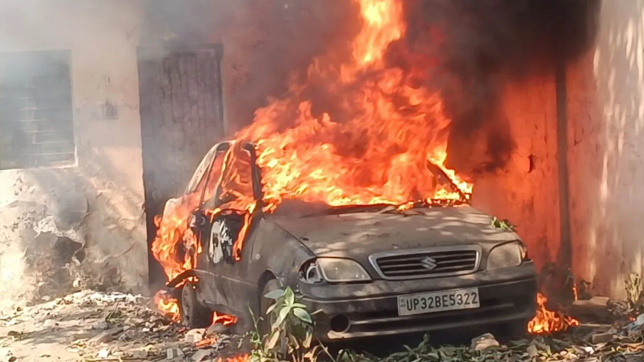Moradabad Fire: PWD कॉलोनी में खड़ी कार में लगी आग, जलकर हुई खाक...ऊंची-ऊंची लपटें उठती देख मचा हड़कंप