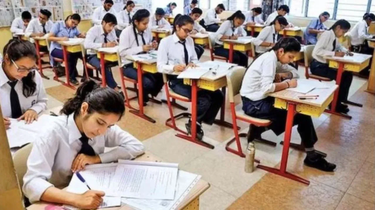 UP Board Exam 2025: 3080 परीक्षार्थियों ने छोड़ी परीक्षा, 25 परीक्षा केन्द्रों पर सचल दलों ने किया निरीक्षण