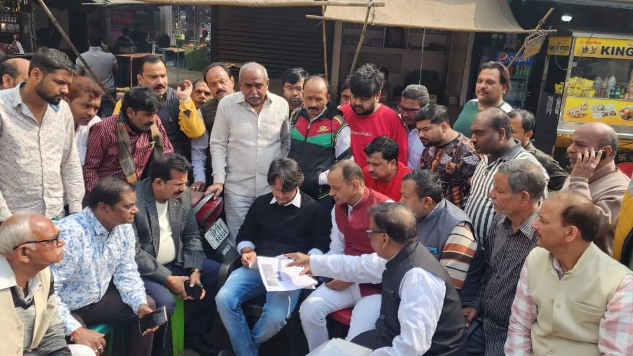 कानपुर में सीएम ग्रिड योजना के तहत बनने वाली सड़क का सर्वे करने पहुंची नगर निगम की टीम, व्यापारियों ने किया विरोध