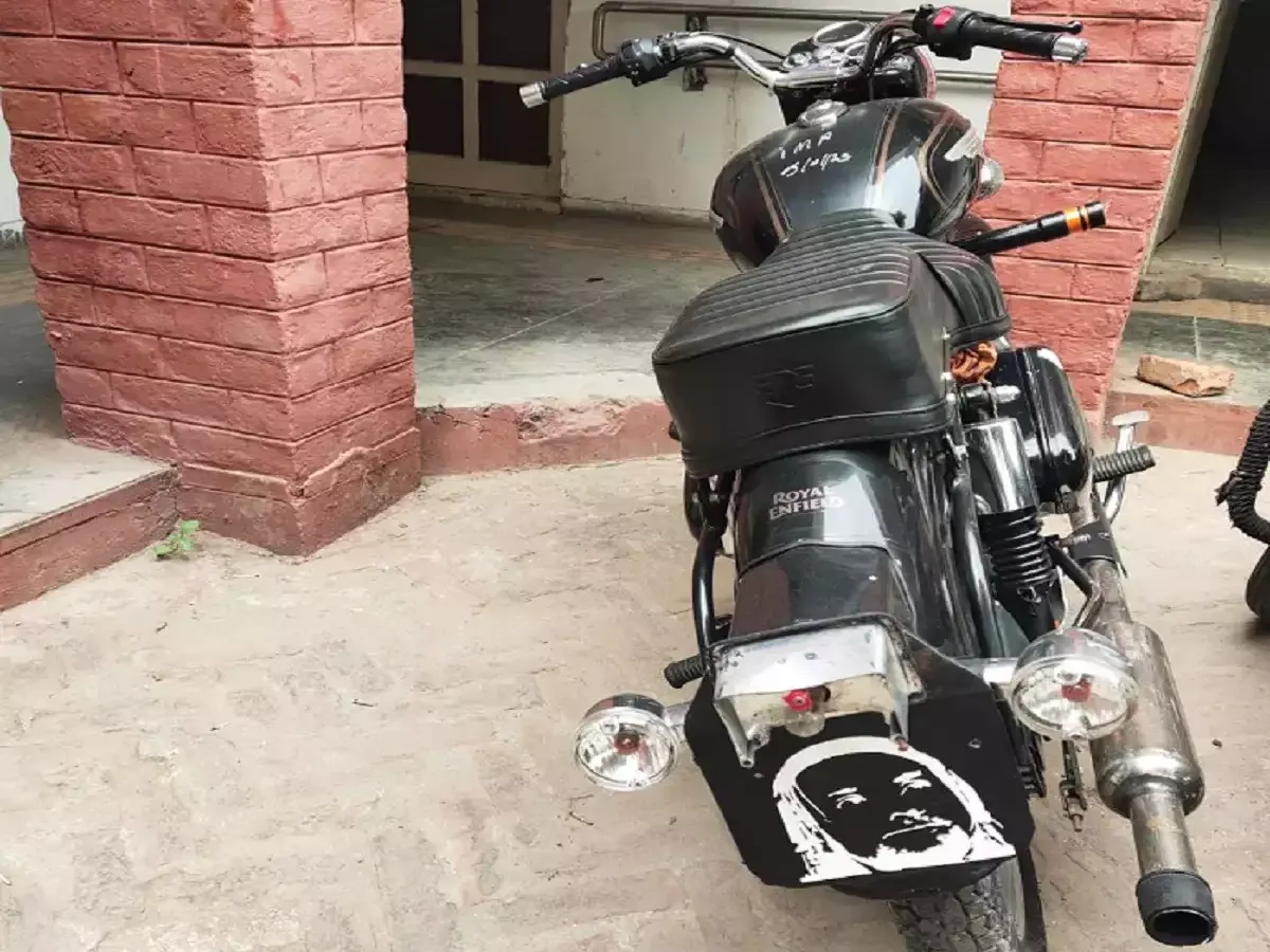नाबालिग बेटा भर रहा था बुलेट पर फर्राटा, पिता के नाम कटा चालान