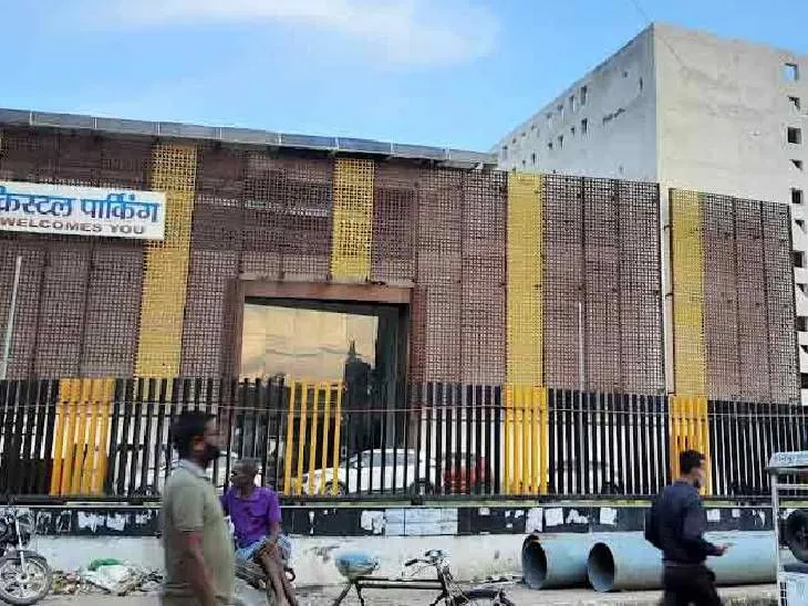कानपुर में क्रिस्टल पार्किंग में अवैध वसूली में फरार की तलाश तेज: एक पत्रकार ने शुक्लागंज में बनाया ठिकाना, दूसरा रोजाना जा रहा  मन्दिर