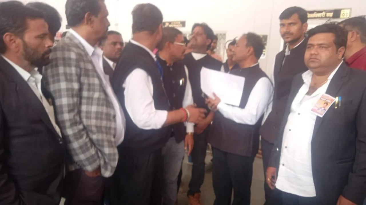 फर्रुखाबाद में पुराने विवाद में महिला ने अधिवक्ता को पीटा: पुलिस ने हिरासत में लिया, डीएम कार्यालय में किया हंगामा