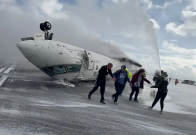 Canada Plane Crash: कनाडा के टोरंटो में रनवे पर फिसलकर पलटा विमान, 17 लोग घायल...देखें VIDEO