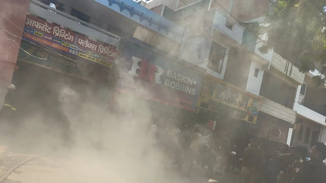 कानपुर में प्रिंटिंग प्रेस कार्यालय धधका: आग लगने से मची अफरातफरी, दमकल कर्मियों ने पाया काबू, कोई जनहानि नहीं