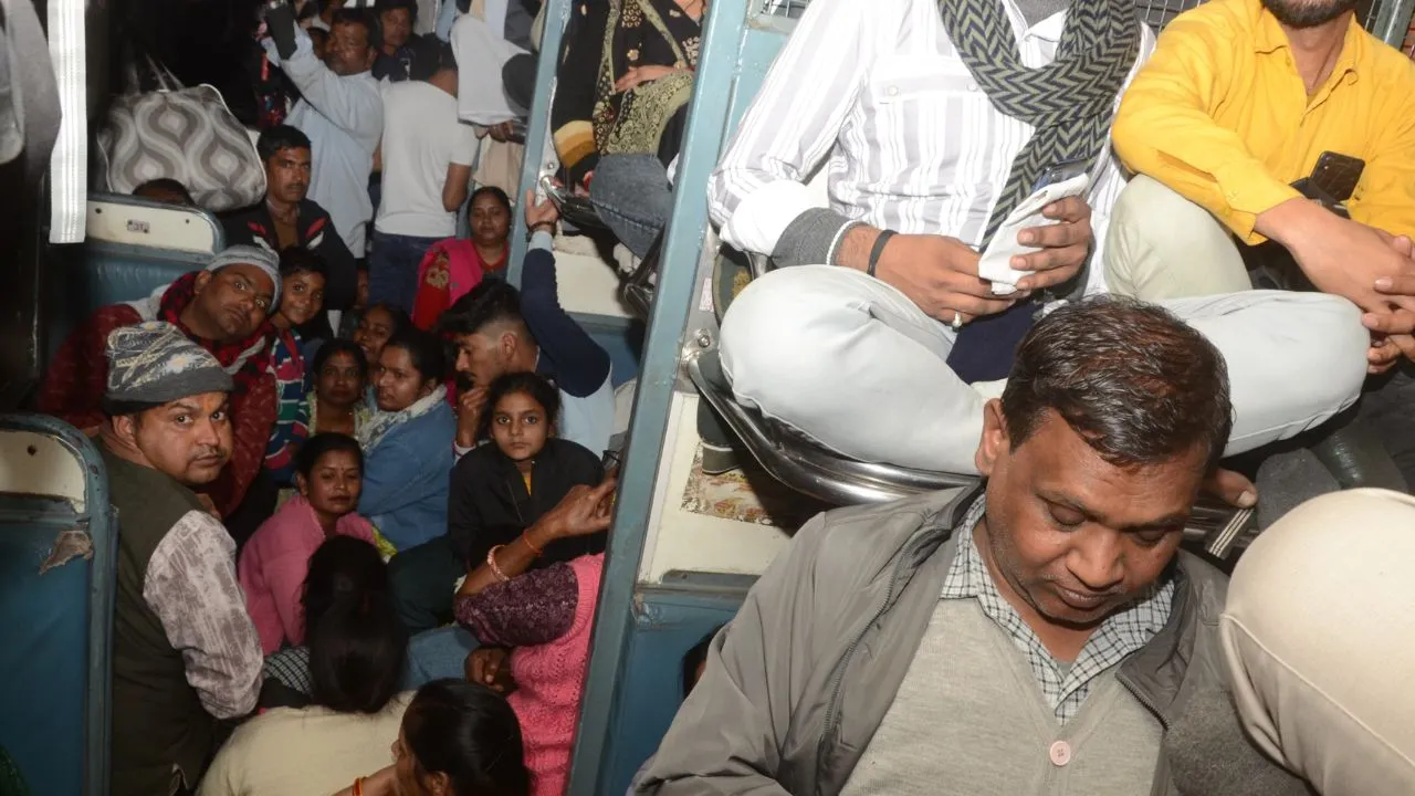 Mahakumbh: प्रयागराज की ट्रेनें ओवरलोड, सीटों के साथ फर्श तक फुल...लटक कर सफर करने को मजबूर हो रहे यात्री  