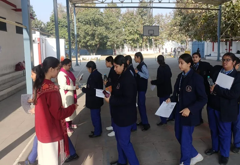 रामपुर : 13 केंद्रों पर शुरू हुई सीबीएसई 12वीं की रसायन विज्ञान की परीक्षा, गेट पर की गई परीक्षार्थियों की चेकिंग  