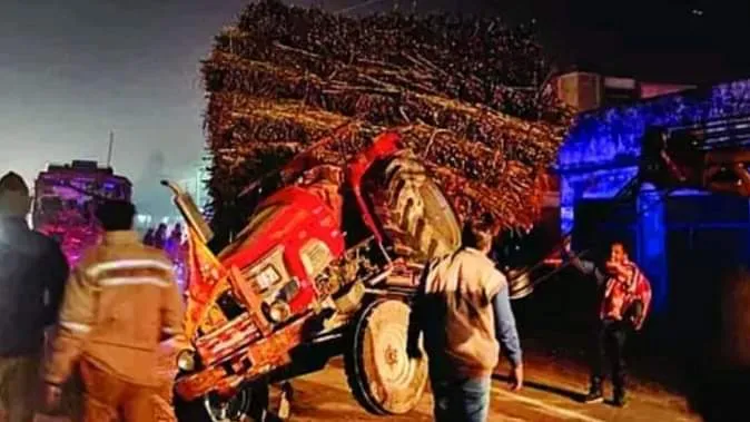Bareilly: महाकुंभ से श्रद्धालुओं को लेकर जा रही बस ट्रैक्टर-ट्रॉली में घुसी, दर्जनभर से अधिक श्रद्धालु घायल