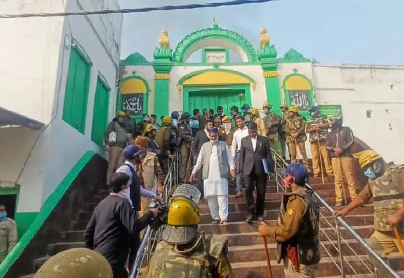 Sambhal : ओवैसी की संभल से पलायन की बात को स्थानीय लोगों ने नकारा, एसपी बोले-जिन्होंने हिंसा की वही आरोपी फरार  