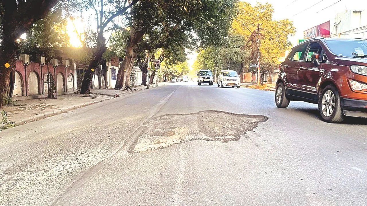 कहने काे स्वरूप नगर कानपुर का पॉश इलाका...हालात जस के तस, जनता पूछ रही- कब बहुरेंगे सड़क के दिन