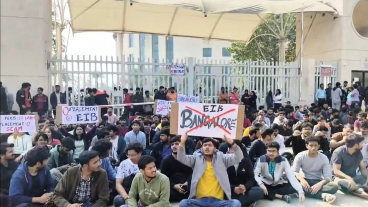 RGIP में कैंपस प्लेसमेंट न मिलने से भड़के छात्र, नारेबाजी करते हुए बैठे धरने पर, देखें वीडियो