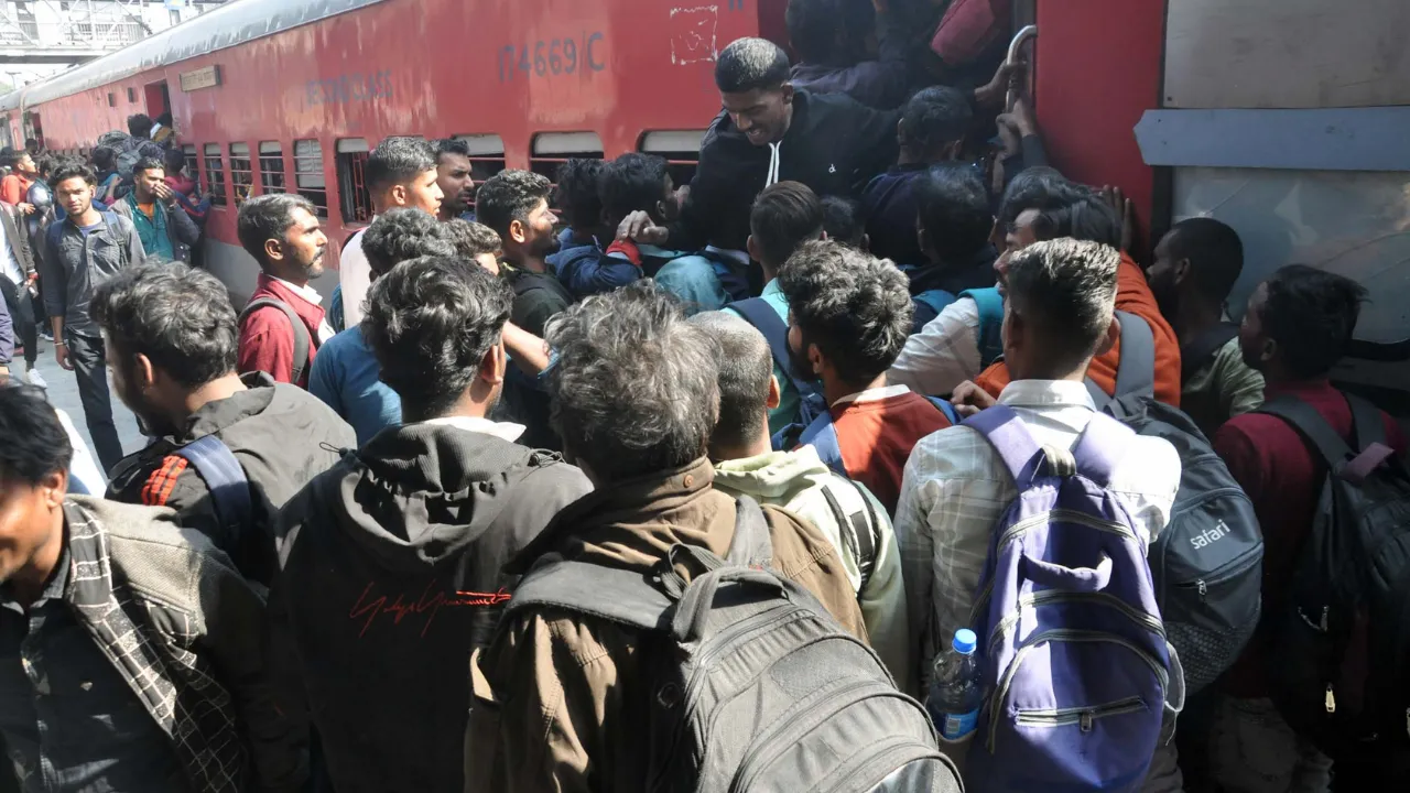 माघी पूर्णिमा को लेकर ट्रेनों में श्रद्धालुओं का कब्जा, प्रयागराज जाने वाली ट्रेनों में मारामारी