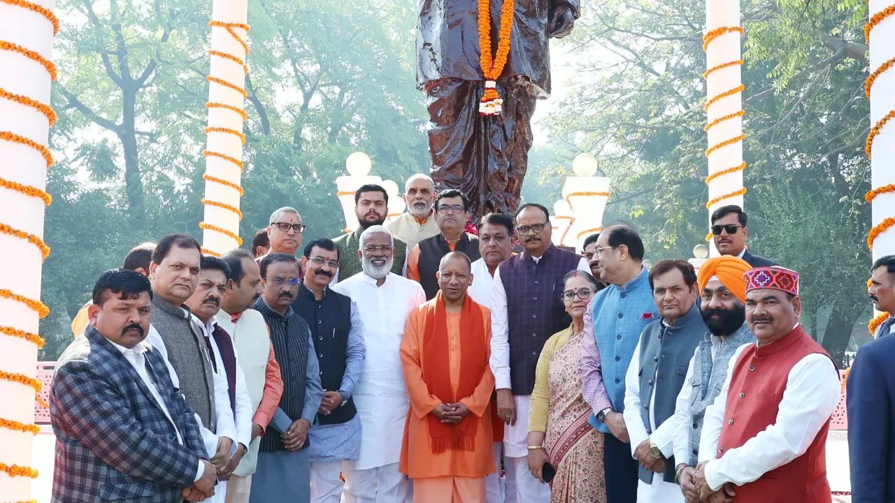 पं. दीनदयाल की पुण्यतिथि पर सीएम योगी ने दी श्रद्धांजलि, कहा- जीवन भर VVIP ट्रीटमेंट लेने वाले महाकुम्भ को लेकर कर रहे दुष्प्रचार