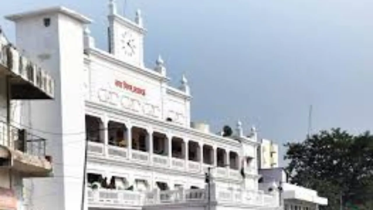 एक दर्जन निरीक्षकों पर लटक रही कार्रवाई की तलवार, काम के दबाव के चलते बीमार होने की कर रहे शिकायत