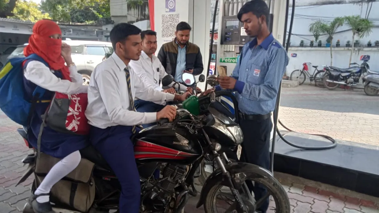 लोगों ने उड़ाई सरकार ने नियमों की धज्जियां, कहा- हम नहीं सुधरेंगे... बिना हेलमेट जुगाड़ से मिल रहा पेट्रोल